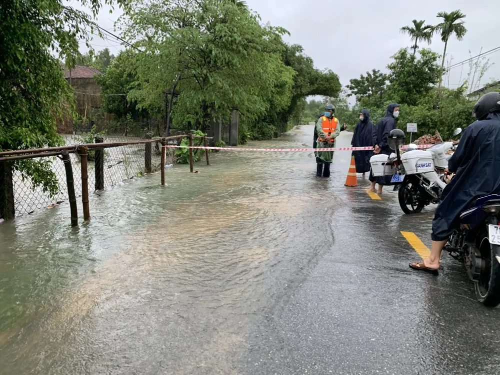 Nhiều tuyến đường tại TP Quảng Ngãi bị ngập do mưa lớn ảnh 5