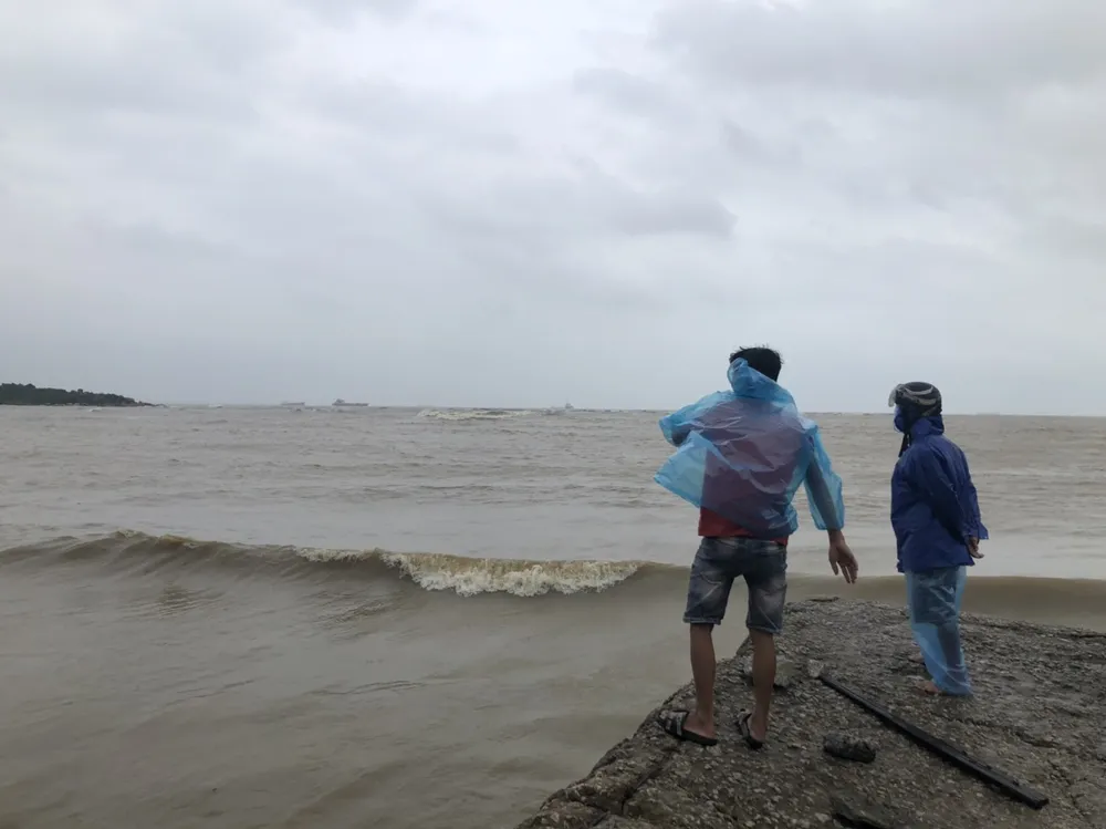 Quảng Ngãi: Mưa lớn, nhiều nơi ngập nặng, sạt lở ảnh 2