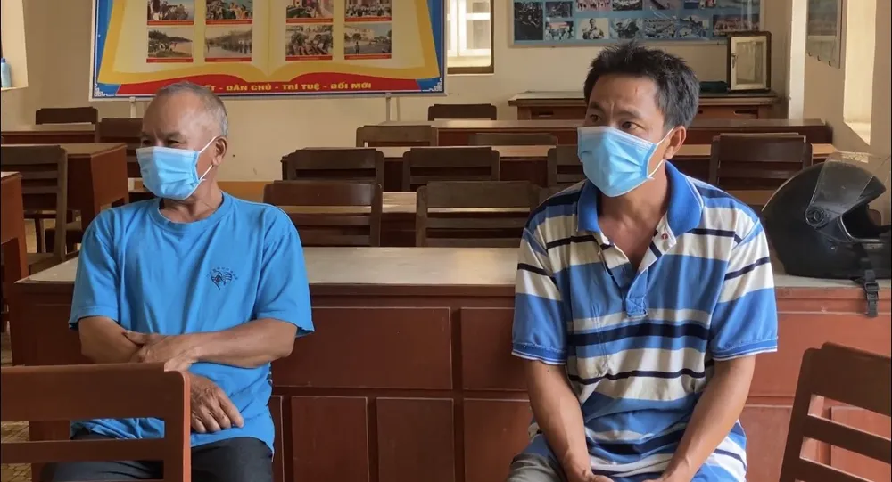 Quảng Ngãi: Cứu 2 ngư dân bị chìm tàu tại cảng biển Dung Quất ảnh 1