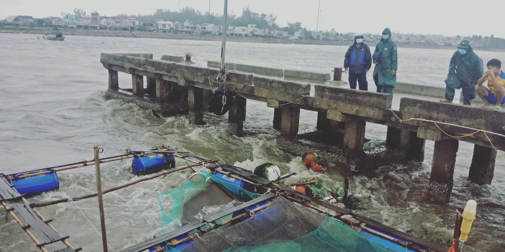 Quảng Ngãi: Mưa lớn, nhiều nơi ngập nặng, sạt lở ảnh 4