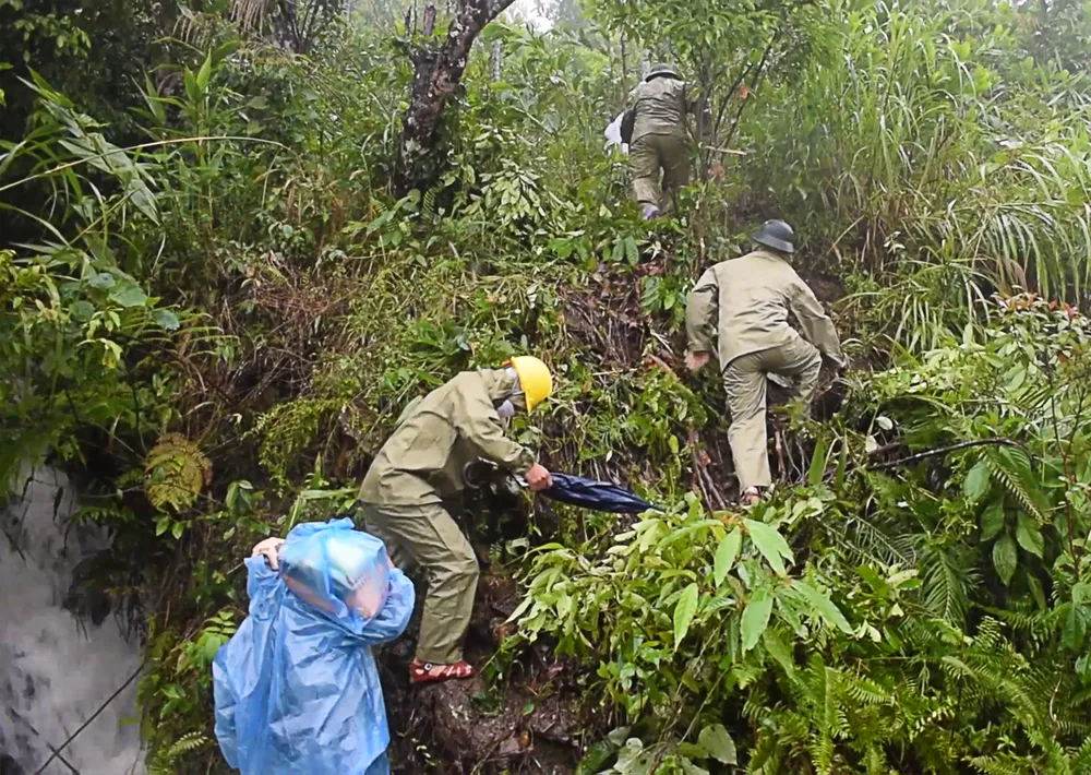 Quảng Ngãi: Tìm đường xuyên núi tiếp cận người dân bị cô lập do mưa lớn ảnh 4