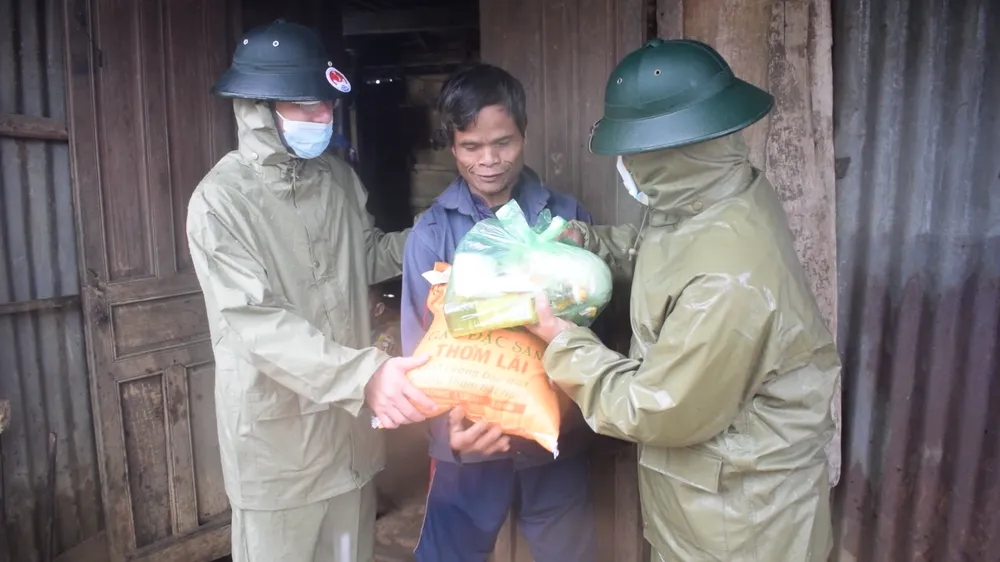 Quảng Ngãi: Tìm đường xuyên núi tiếp cận người dân bị cô lập do mưa lớn ảnh 7