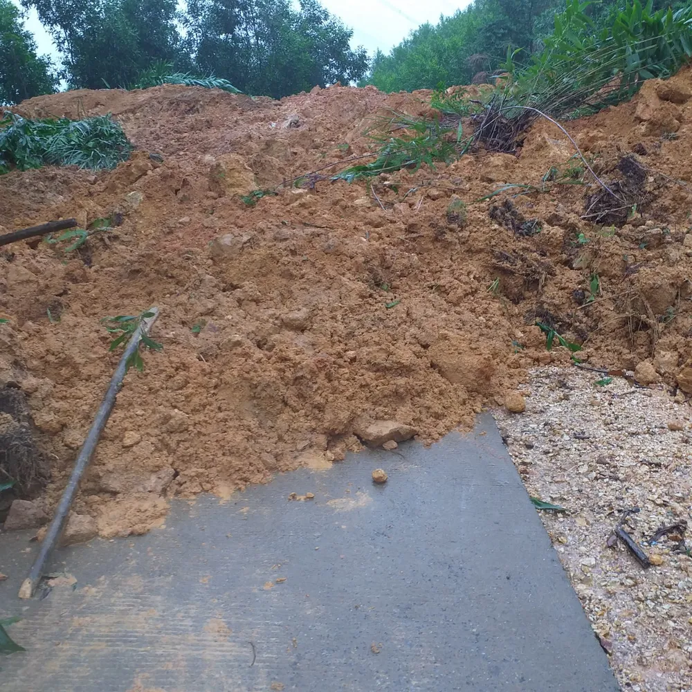 Quảng Ngãi: Mưa lớn, nhiều nơi ngập nặng, sạt lở ảnh 5