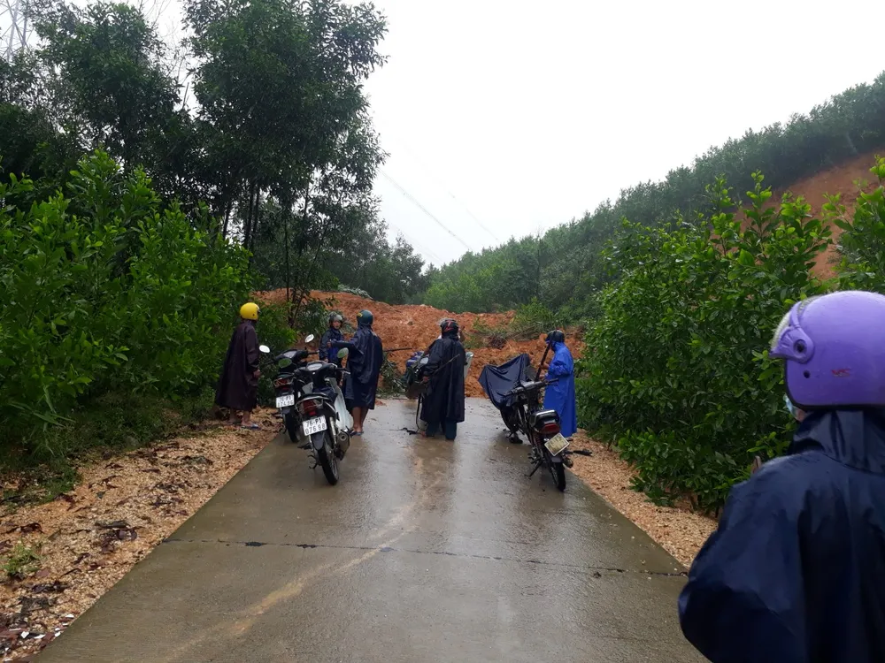 Quảng Ngãi: Mưa lớn, nhiều nơi ngập nặng, sạt lở ảnh 6