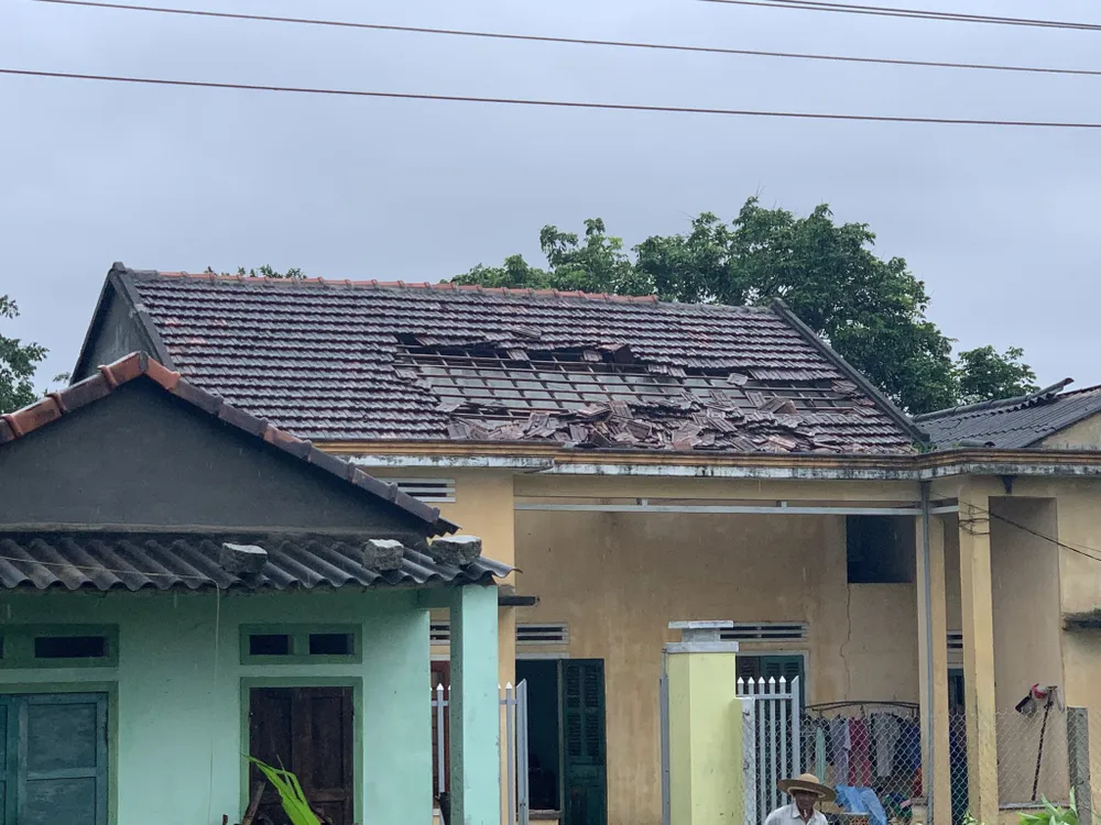 Quảng Ngãi: Lốc xoáy tốc mái, hư hỏng 48 nhà dân  ảnh 1