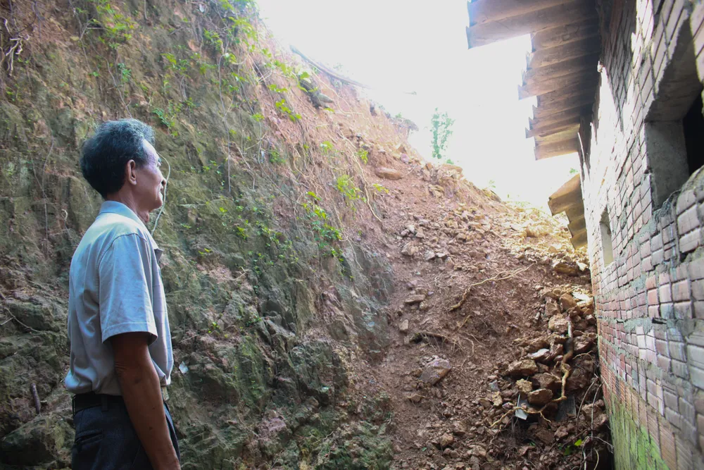 Quảng Ngãi: Hiểm họa sạt lở núi ở thị trấn Châu Ổ ảnh 5