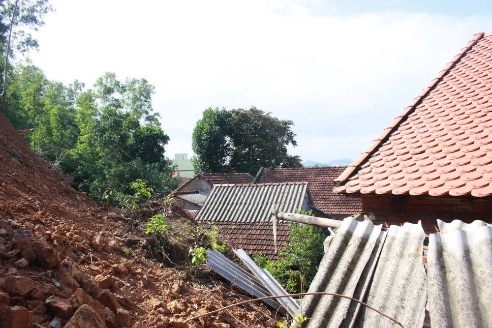 Quảng Ngãi: Hiểm họa sạt lở núi ở thị trấn Châu Ổ ảnh 7