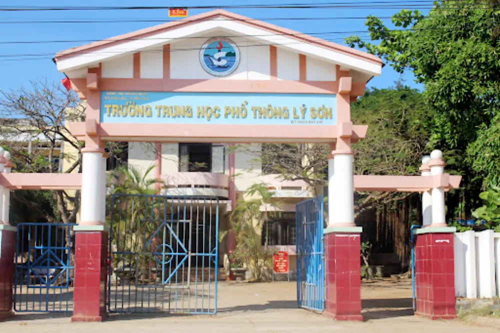 Học sinh khối 12 tại Quảng Ngãi bắt đầu học trực tiếp từ ngày 8-11 ảnh 1