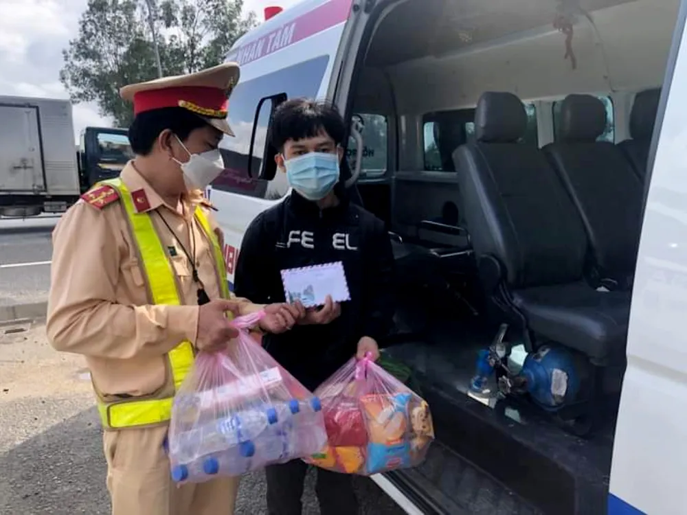 Cảnh sát giao thông Quảng Ngãi thuê xe đưa thanh niên Hà Tĩnh đi bộ về quê ảnh 1