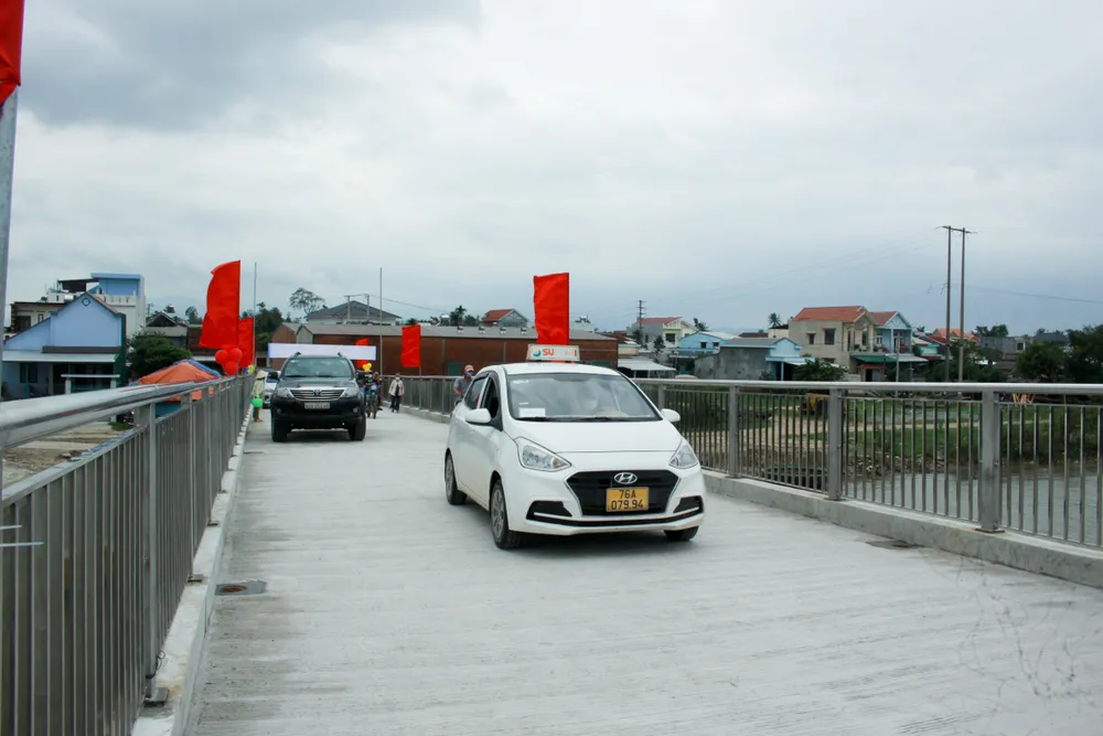 Quảng Ngãi: Đưa vào sử dụng cầu Đông Yên 3, nối liền đôi bờ sông Trà Bồng ảnh 1