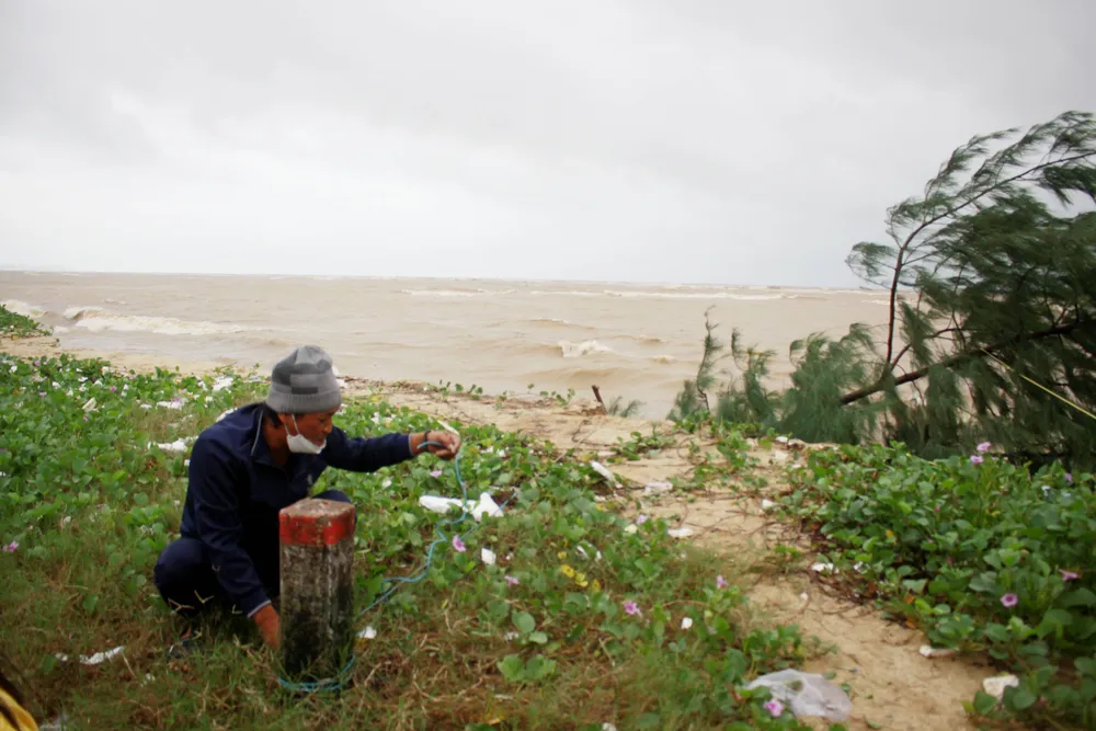 Quảng Ngãi: Người dân nỗ lực gia cố bờ biển đang bị xâm thực nghiêm trọng ảnh 11