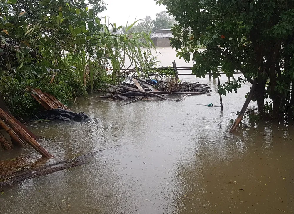 Nhiều tuyến đường ở miền Trung, Tây Nguyên bị ngập và sạt lở do mưa lớn  ảnh 12