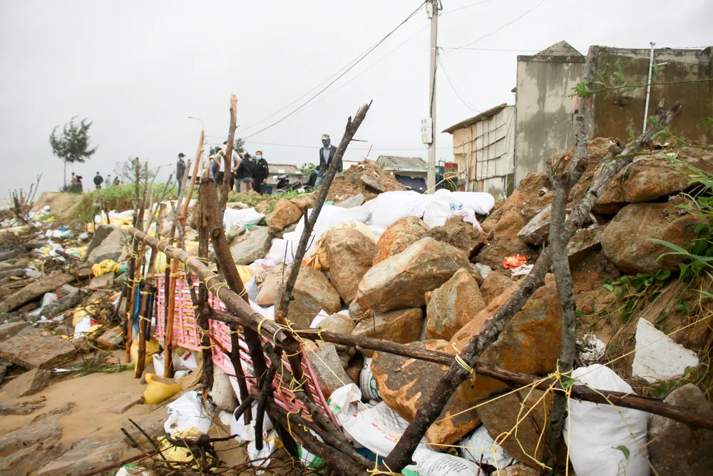 Quảng Ngãi: Người dân nỗ lực gia cố bờ biển đang bị xâm thực nghiêm trọng ảnh 5