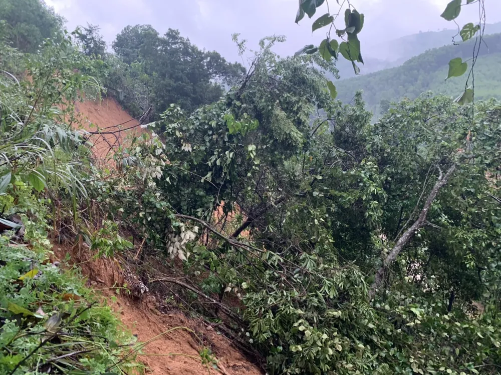 Quảng Ngãi: Sạt lở núi gây nguy hiểm cho 24 hộ dân ảnh 3