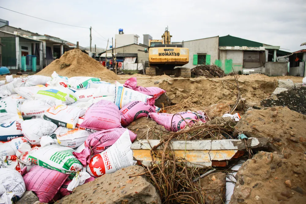 Quảng Ngãi: Xâm thực gây sạt lở đường ven biển, đe dọa nhà dân ảnh 2