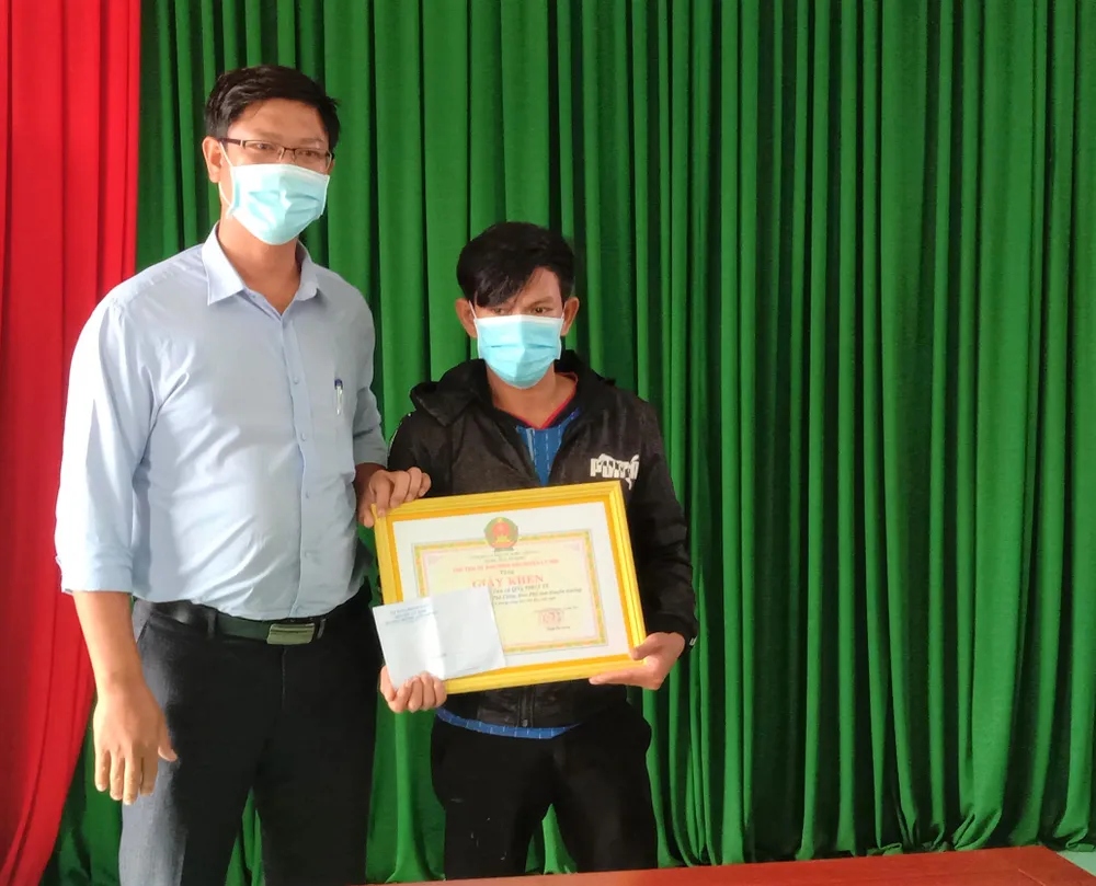 Khen thưởng tàu cá cứu 15 ngư dân trên tàu gặp nạn trôi trên biển ảnh 1