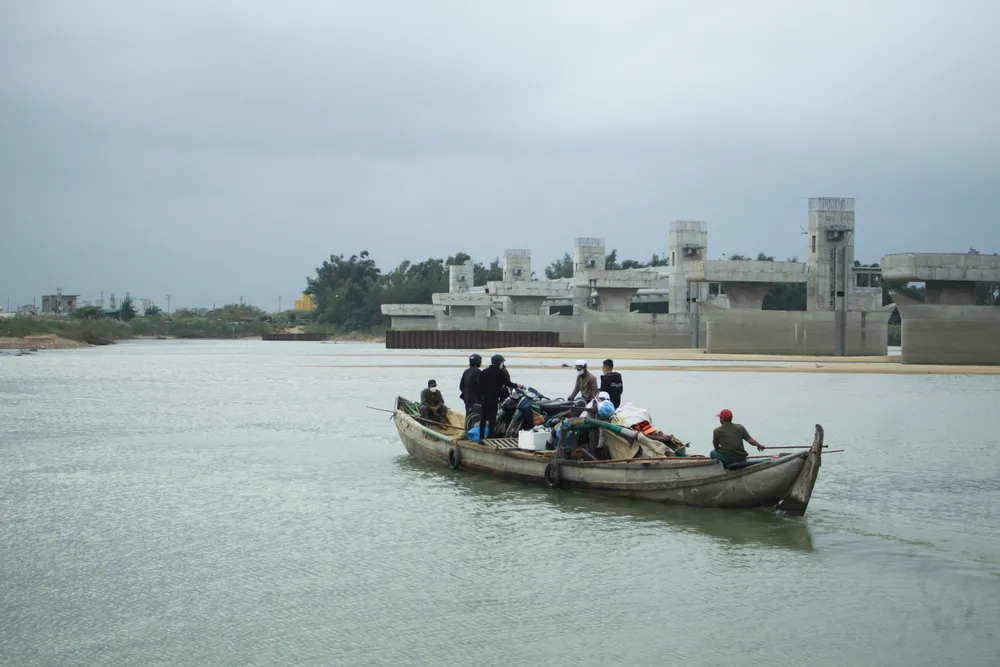 Quảng Ngãi: Hàng trăm hộ dân bị cô lập giữa sông Trà Khúc hơn 1 tháng qua ảnh 4