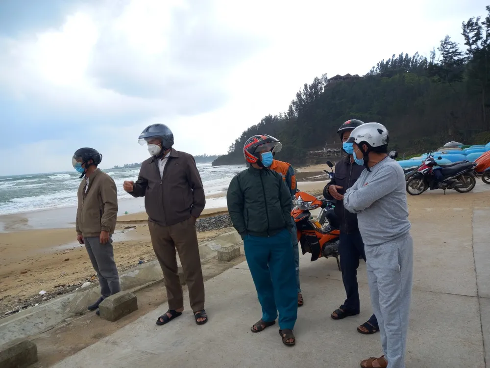 Quảng Ngãi: Người dân chằng chống nhà cửa, các xã ven biển hoàn thành sơ tán dân trước 10 giờ hôm nay ảnh 5