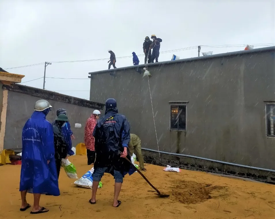 Quảng Ngãi: Người dân chằng chống nhà cửa, các xã ven biển hoàn thành sơ tán dân trước 10 giờ hôm nay ảnh 6