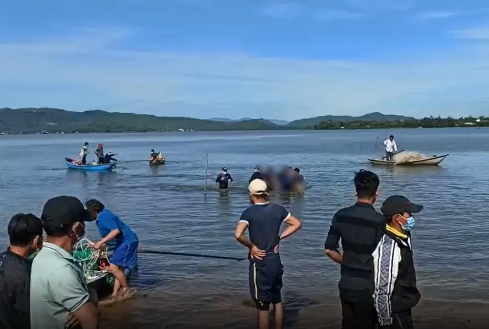 Quảng Ngãi: Tìm thấy thi thể nạn nhân vụ chìm ghe do bão số 9 ảnh 1