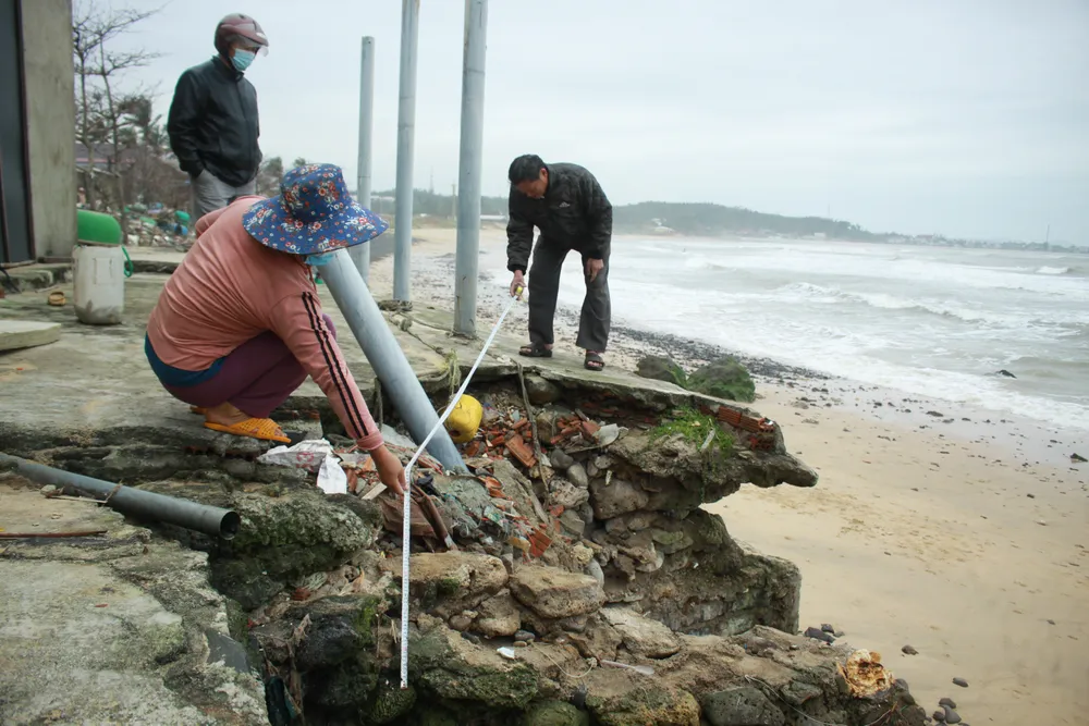 Biển xâm thực uy hiếp làng chài ở Quảng Ngãi ảnh 1