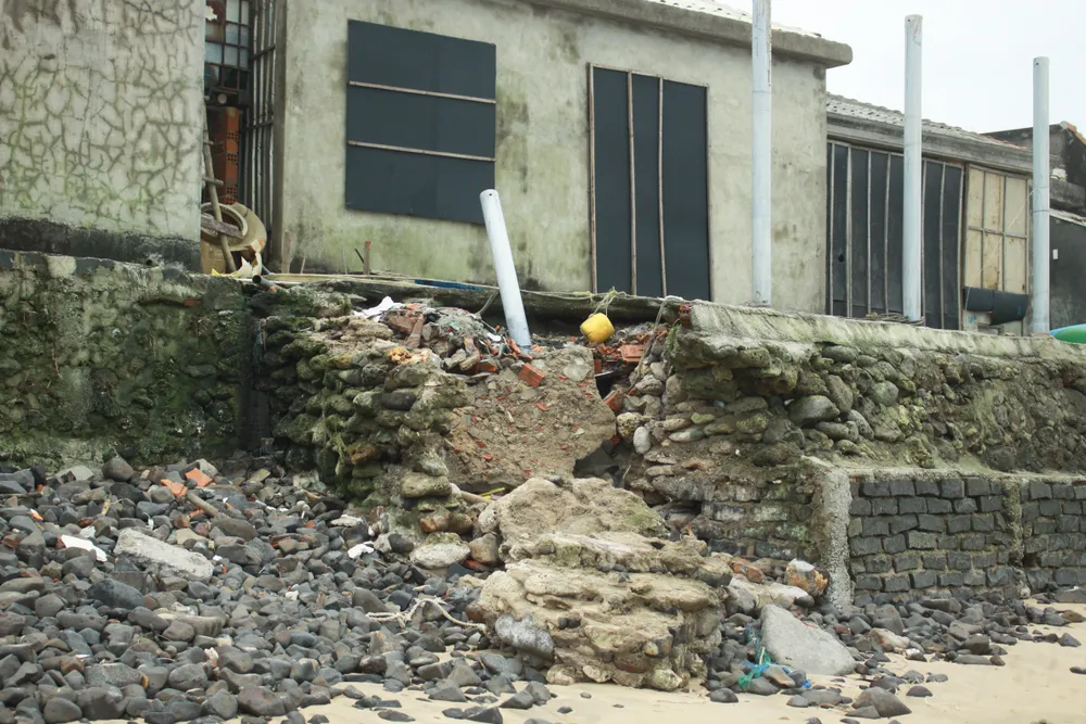 Biển xâm thực uy hiếp làng chài ở Quảng Ngãi ảnh 2