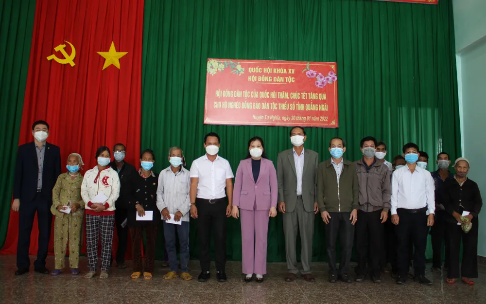 Hội đồng Dân tộc của Quốc hội tặng 300 suất quà tết cho hộ nghèo dân tộc thiểu số tại Quảng Ngãi ảnh 1