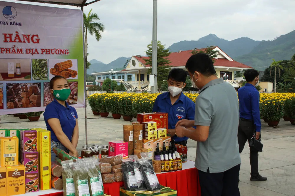 Mang quà tết đến vùng núi Quảng Ngãi ảnh 10