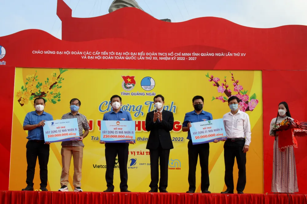 Mang quà tết đến vùng núi Quảng Ngãi ảnh 1