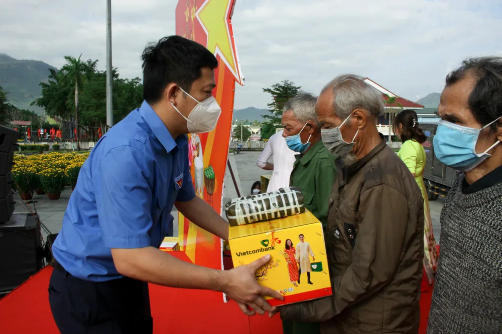 Mang quà tết đến vùng núi Quảng Ngãi ảnh 3