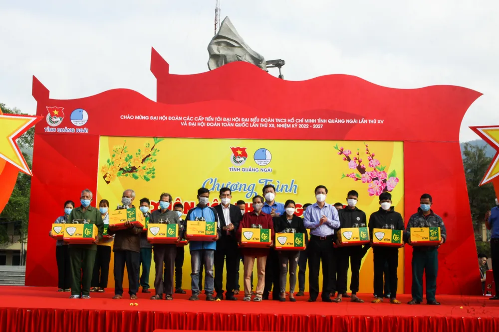 Mang quà tết đến vùng núi Quảng Ngãi ảnh 2