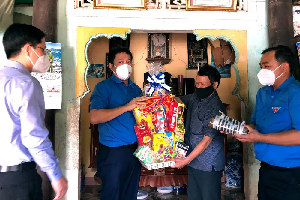 Mang quà tết đến vùng núi Quảng Ngãi ảnh 11