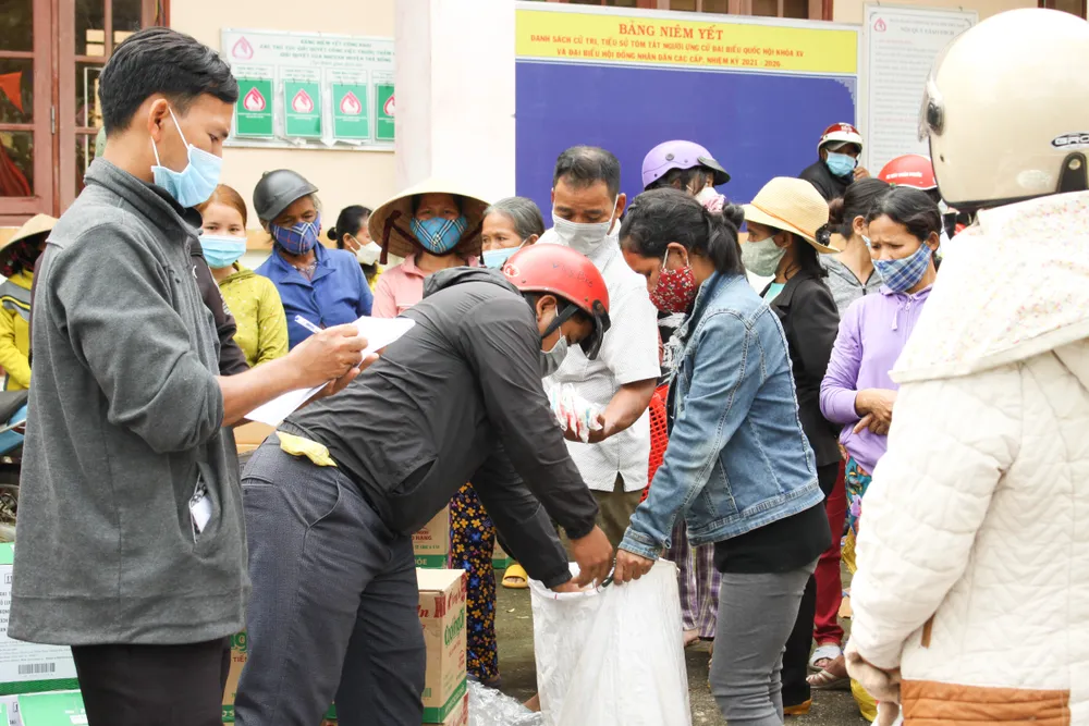 Quảng Ngãi: Cấp phát hàng thiết yếu cho người dân vùng núi  ảnh 1