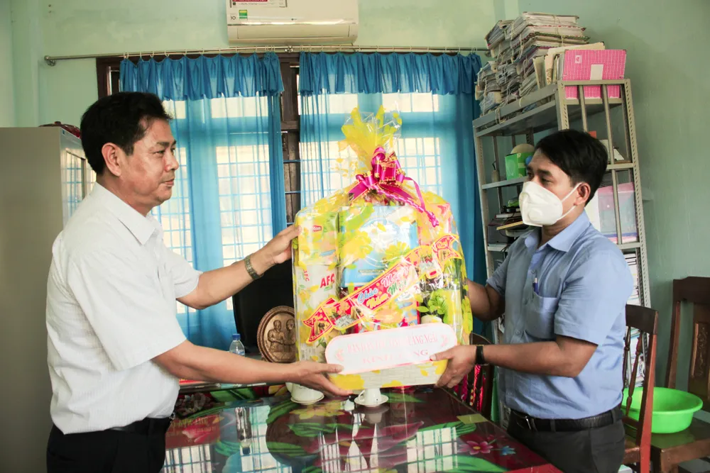 Quảng Ngãi: Cấp phát hàng thiết yếu cho người dân vùng núi  ảnh 5