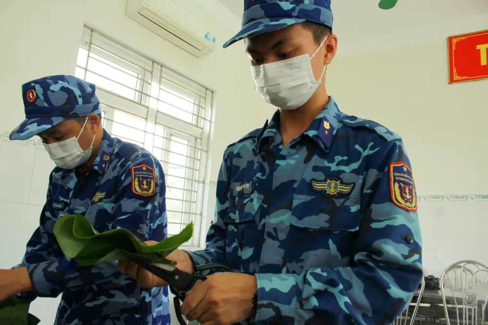 Chiến sĩ Cảnh sát biển gói bánh chưng đón Tết Nguyên đán Nhâm Dần  ảnh 7
