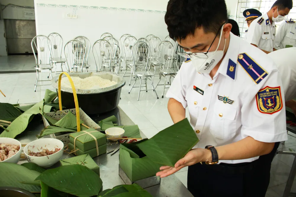 Chiến sĩ Cảnh sát biển gói bánh chưng đón Tết Nguyên đán Nhâm Dần  ảnh 13