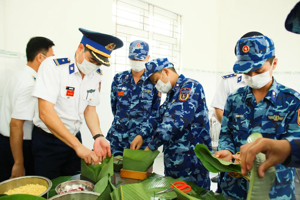 Chiến sĩ Cảnh sát biển gói bánh chưng đón Tết Nguyên đán Nhâm Dần  ảnh 1