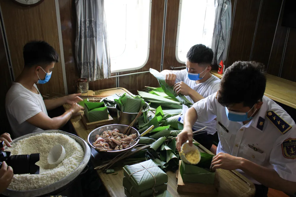 Chiến sĩ Cảnh sát biển gói bánh chưng đón Tết Nguyên đán Nhâm Dần  ảnh 16