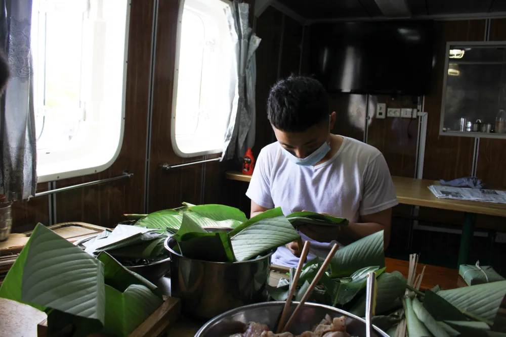 Chiến sĩ Cảnh sát biển gói bánh chưng đón Tết Nguyên đán Nhâm Dần  ảnh 17