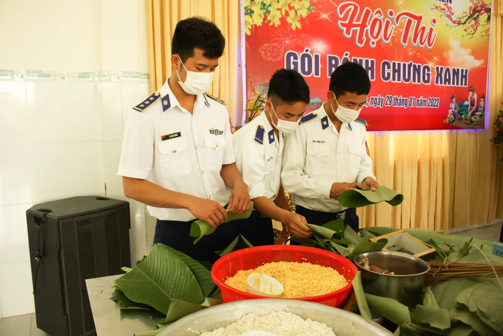 Chiến sĩ Cảnh sát biển gói bánh chưng đón Tết Nguyên đán Nhâm Dần  ảnh 2