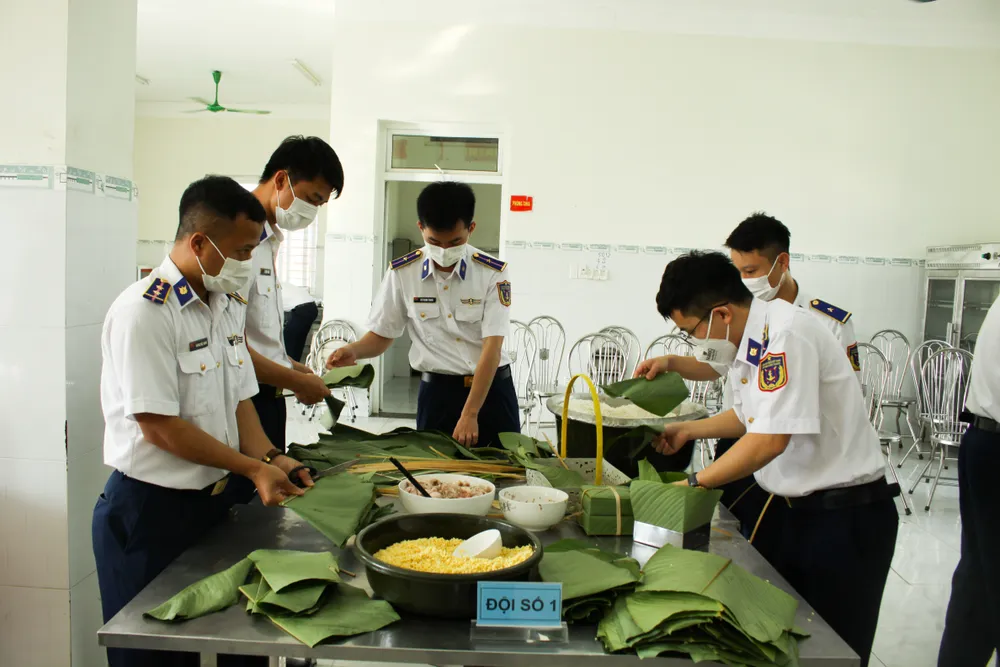 Chiến sĩ Cảnh sát biển gói bánh chưng đón Tết Nguyên đán Nhâm Dần  ảnh 4