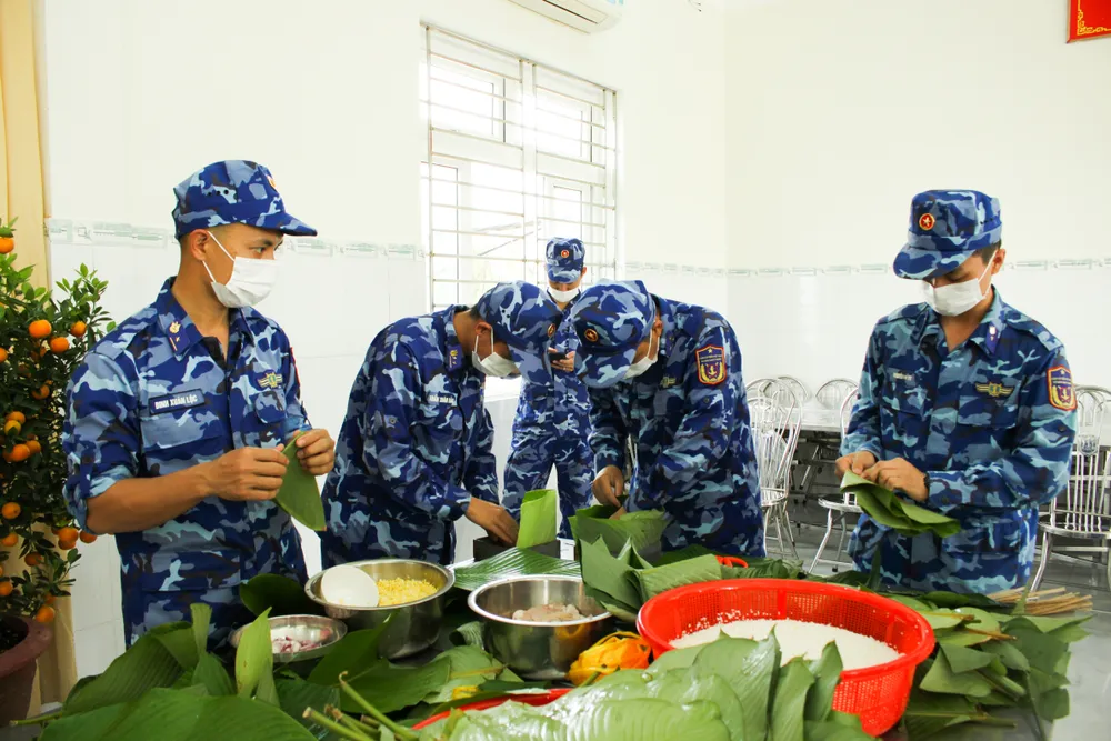 Chiến sĩ Cảnh sát biển gói bánh chưng đón Tết Nguyên đán Nhâm Dần  ảnh 6