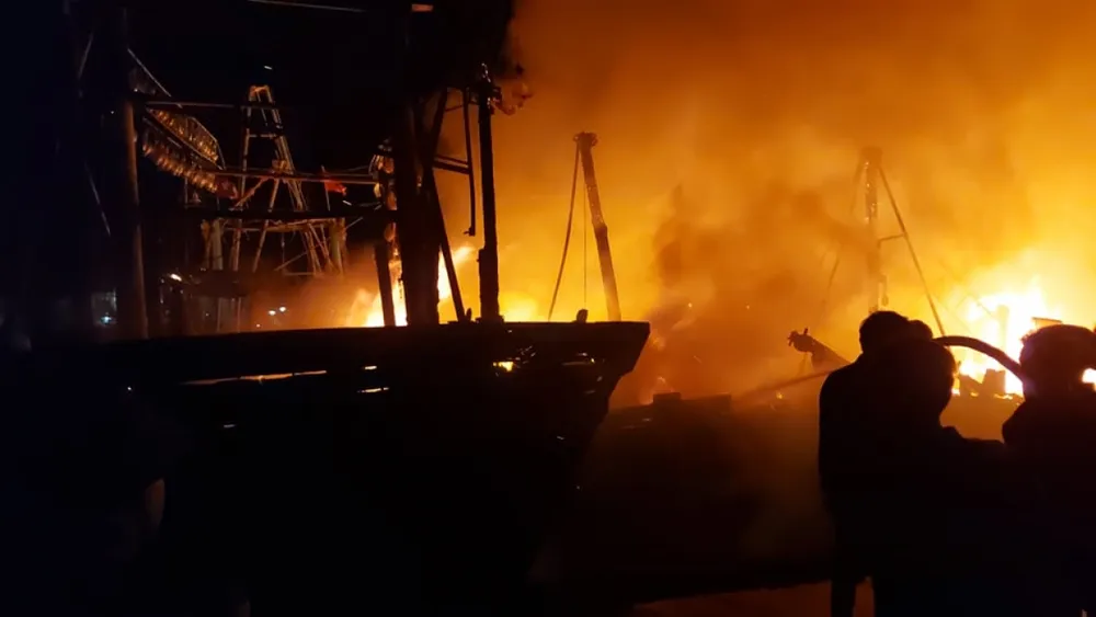 Tàu cá Quảng Ngãi đang neo đậu bốc cháy  ảnh 1