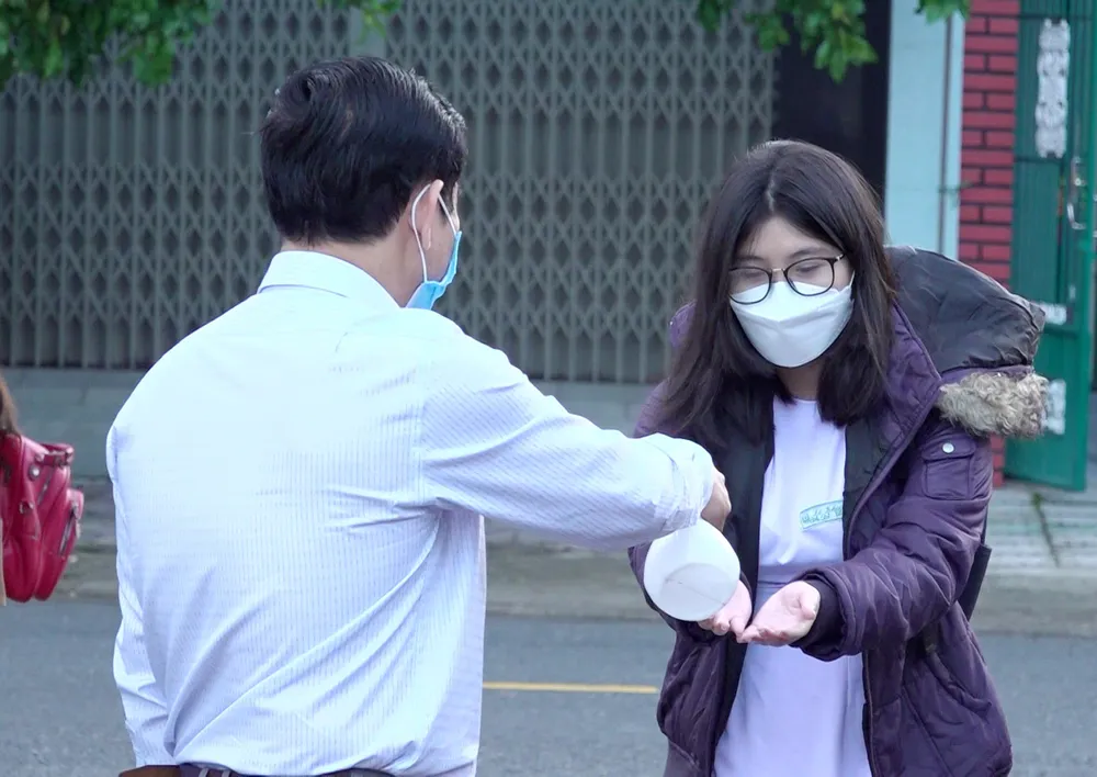 Học sinh Quảng Ngãi phấn khởi trở lại trường sau thời gian dài học trực tuyến ảnh 4