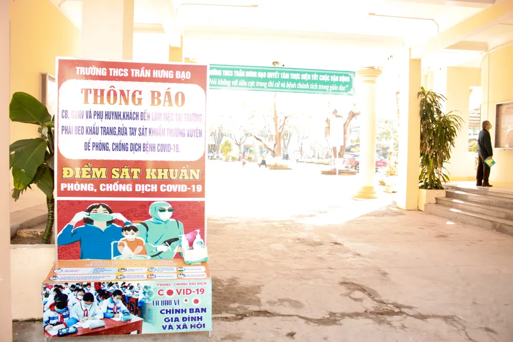 Học sinh Quảng Ngãi phấn khởi trở lại trường sau thời gian dài học trực tuyến ảnh 3