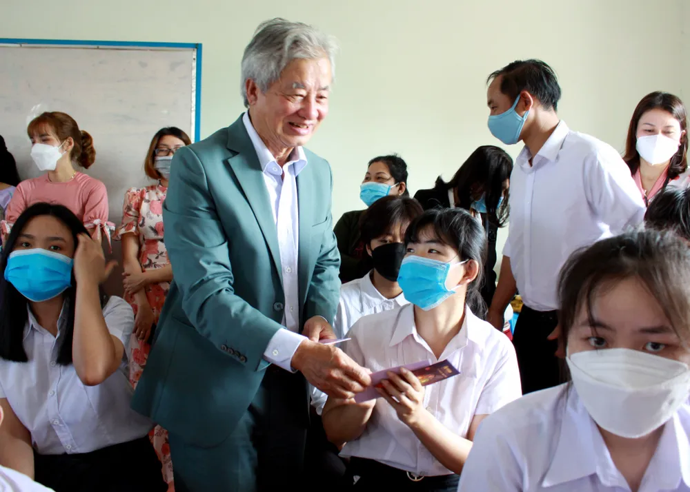 Nguyên Bộ trưởng Bộ GTVT Hồ Nghĩa Dũng thăm Trung tâm nuôi dạy trẻ khuyết tật Võ Hồng Sơn ảnh 1