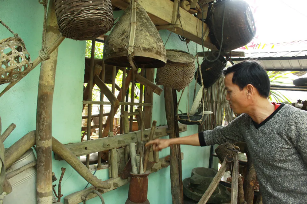 Người đàn ông sưu tập hơn 2.000 đồ vật xưa độc đáo ảnh 12