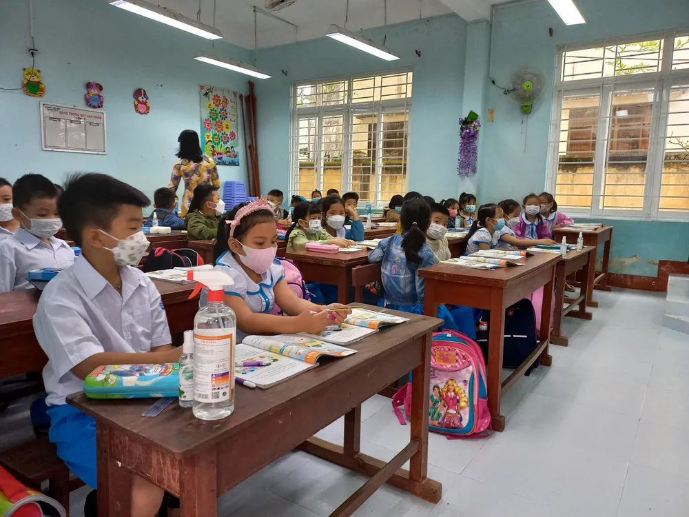 Quảng Ngãi: Có hơn 4.300 cán bộ, giáo viên, nhân viên trường học và học sinh bị F0 ảnh 1