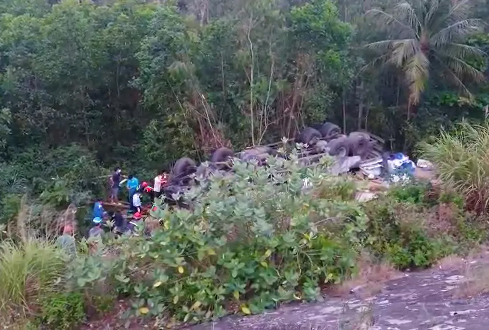 Xe tải lao xuống đèo Bình Đê, cứu thoát 2 người bị thương kẹt trong cabin ảnh 1