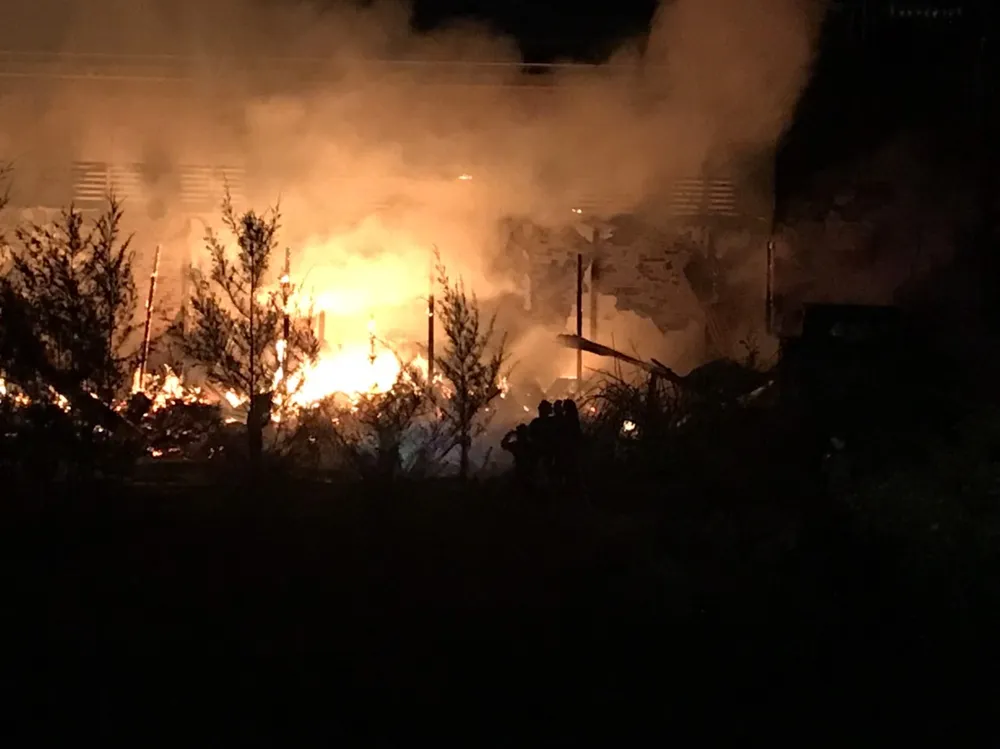 Quảng Ngãi: Đốt rác gây cháy xưởng đóng tàu  ảnh 1